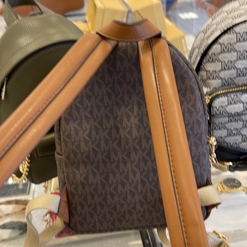 MICHAEL KORS
Maisie Extra-Small Logo 2-in-1 Backpack
Brown
NWT - Picture 5 of 16